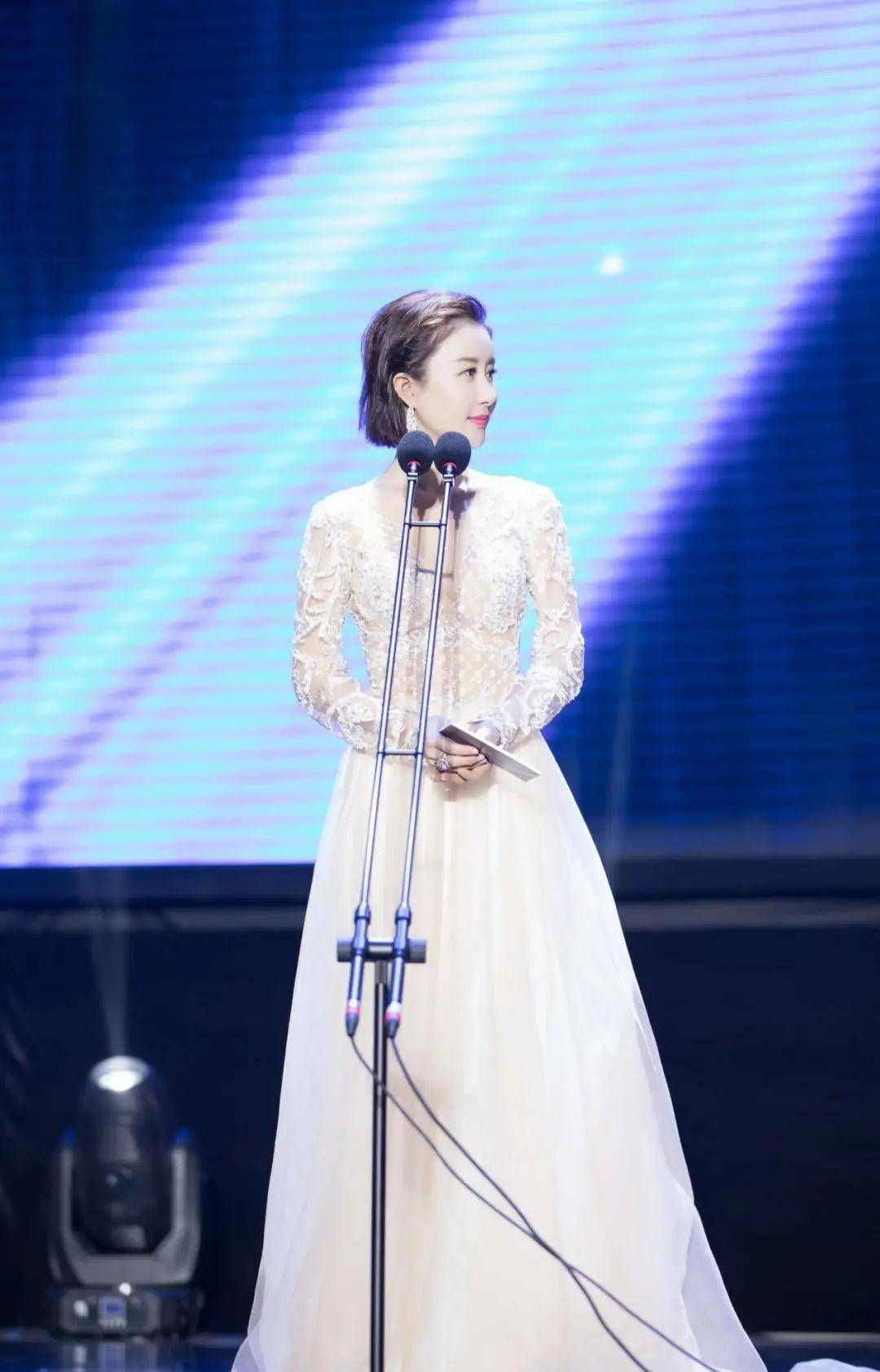 舒畅发育过快,穿透明镂空裙有点"撑",35岁身材似少女_观众_的设计