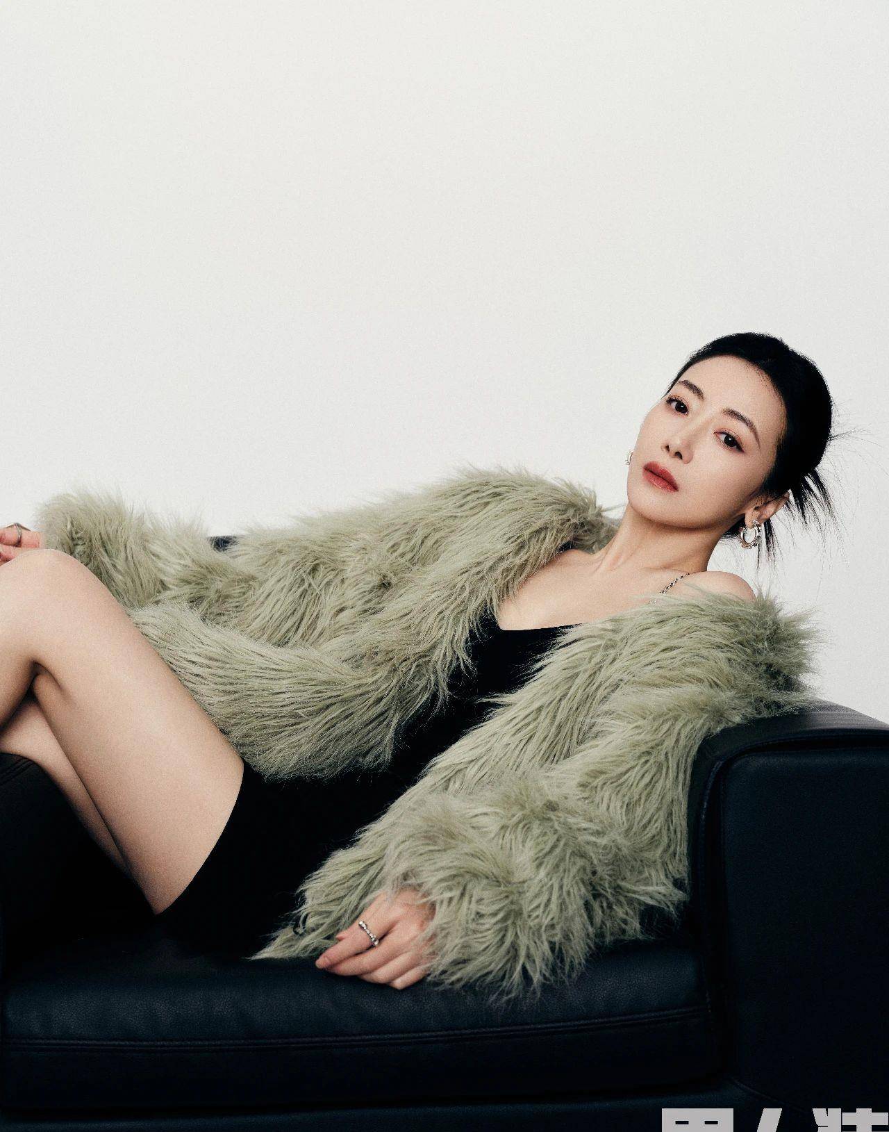 48岁陈紫函登《男人装》,大秀事业线韵味十足,丰满身材很迷人_黑色