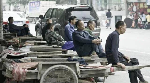 老百姓开始不得不再次出动独轮车,板车,脚踏三轮车等人力车型