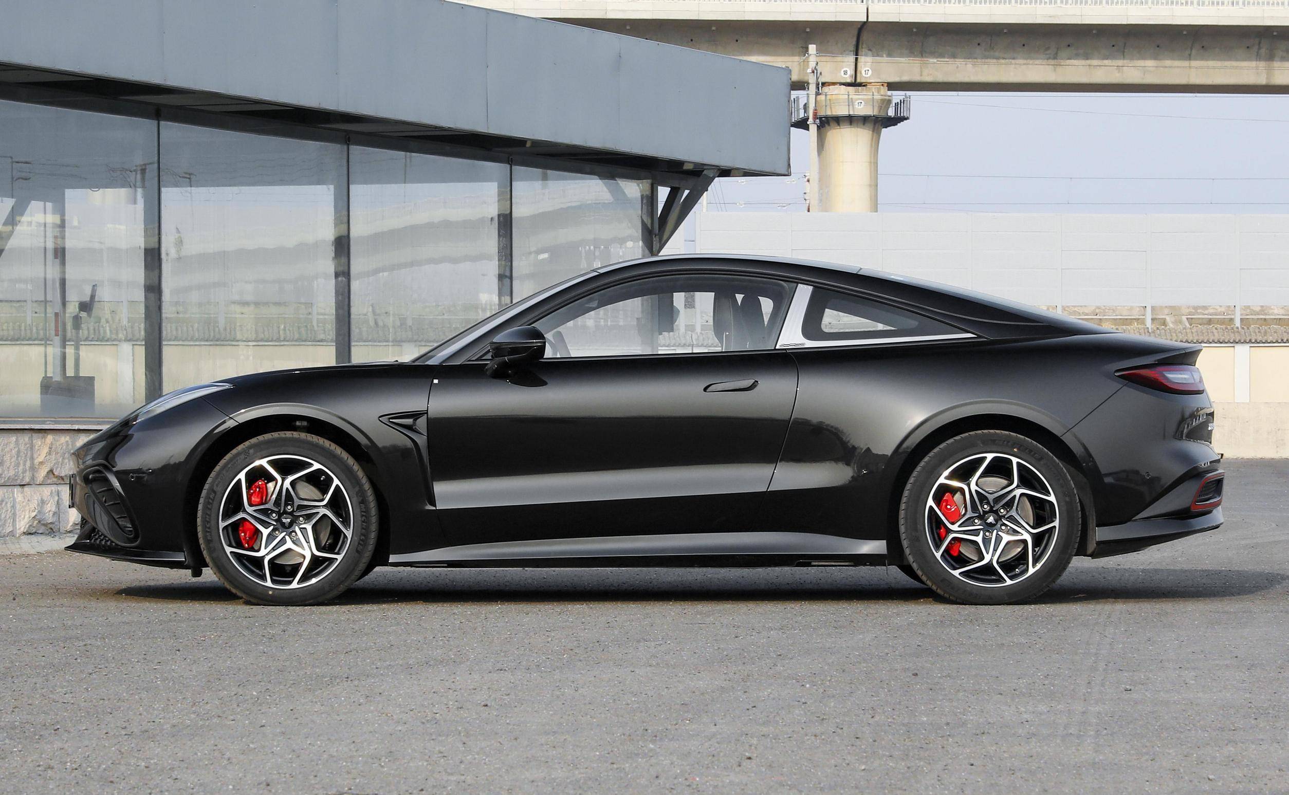 性,大灯组的造型跟法拉利一些车型比较相似,前包围中间还提供进气口