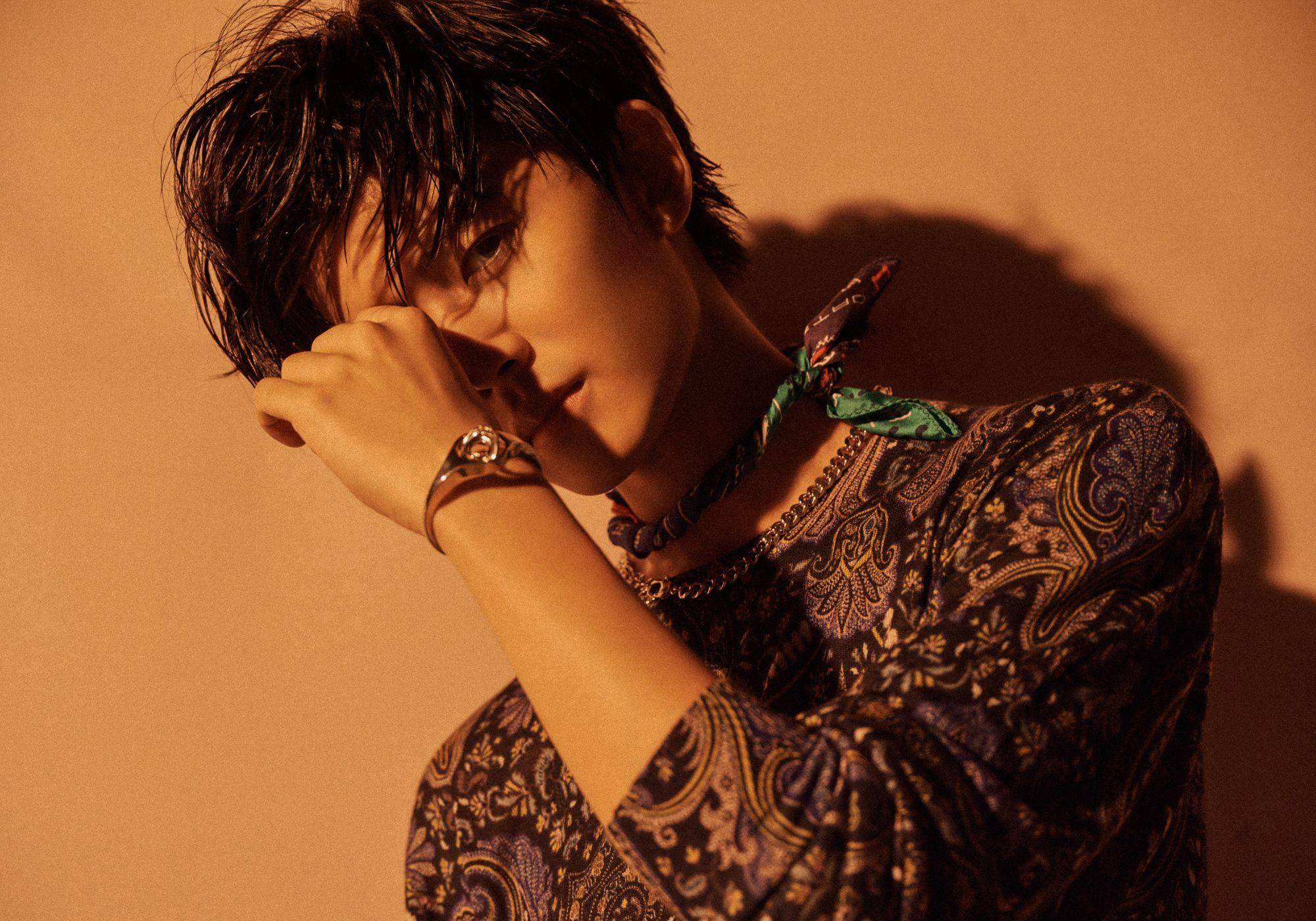 精致的下颚线,完美的侧颜,任嘉伦的出场造型从来没有让人