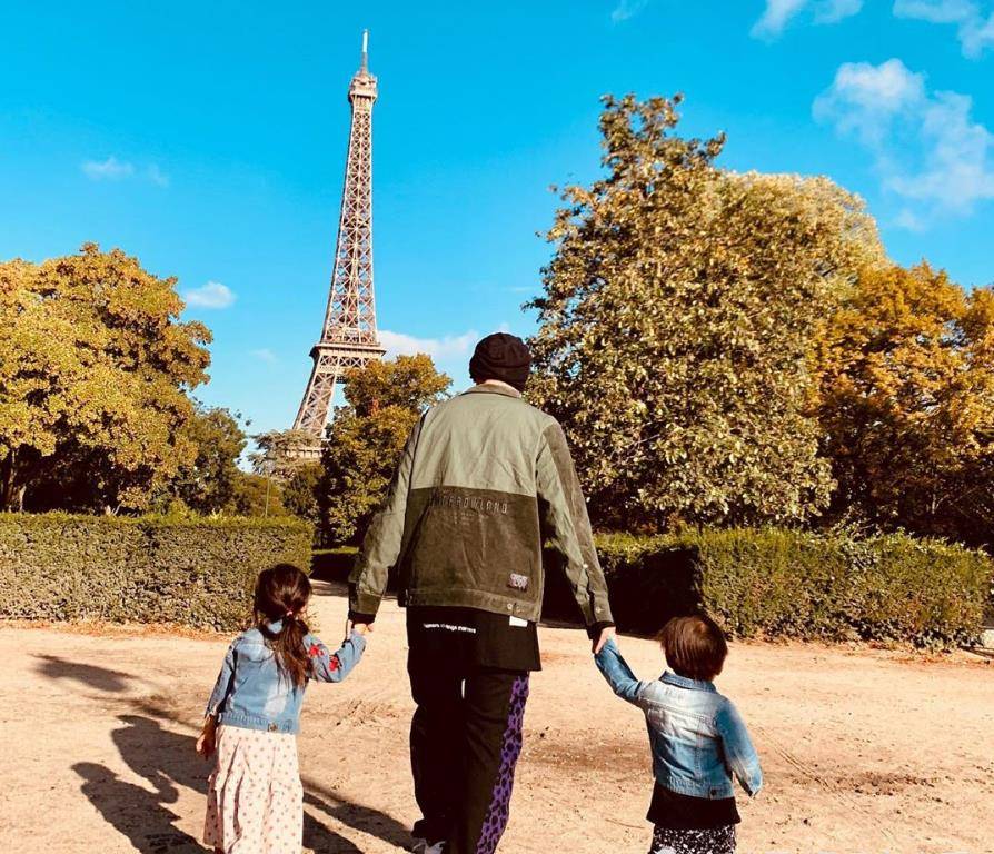 周杰伦晒出女儿小周周扎着两个马尾辫弹钢琴的照片,可爱的样子_父亲