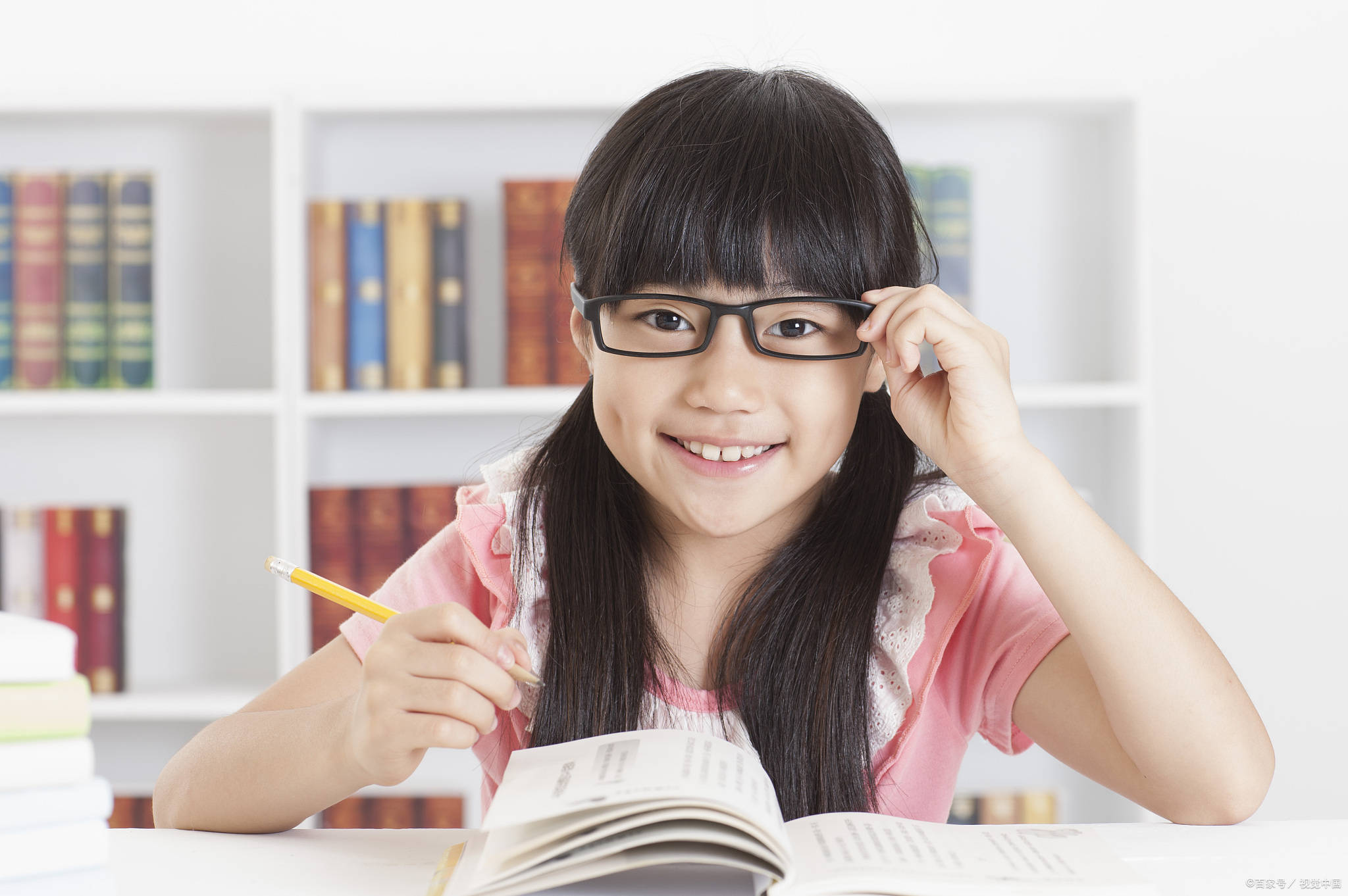 一,在合肥近视后戴眼镜的重要性虽然度数不高,但是对于青少年儿童来说