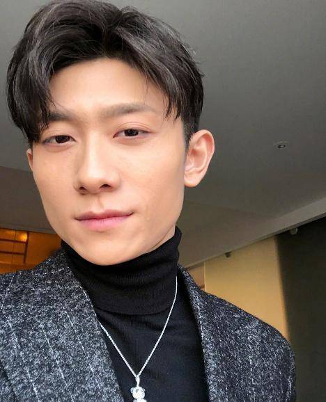 张一山晒四连拍帅气出镜,胸前小熊链子亮眼,透露新戏即将出炉_自拍_小