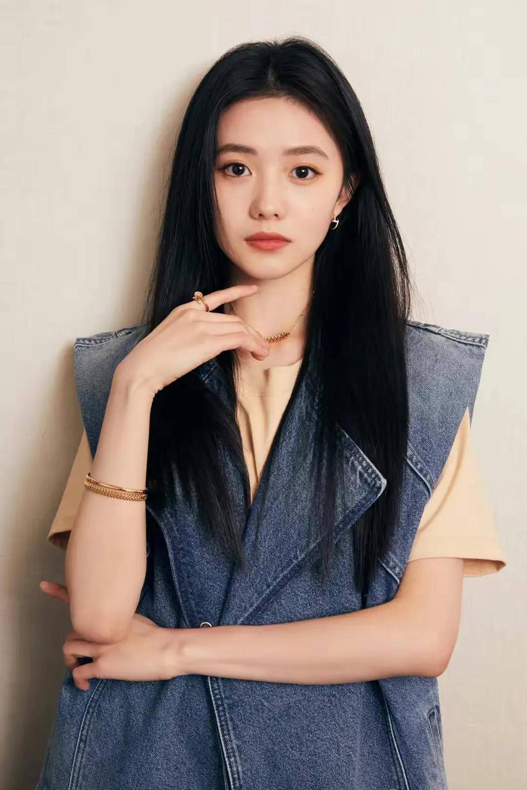 刘浩存的牛仔马甲造型好帅啊,时尚清纯又可爱_风格_自由_写真