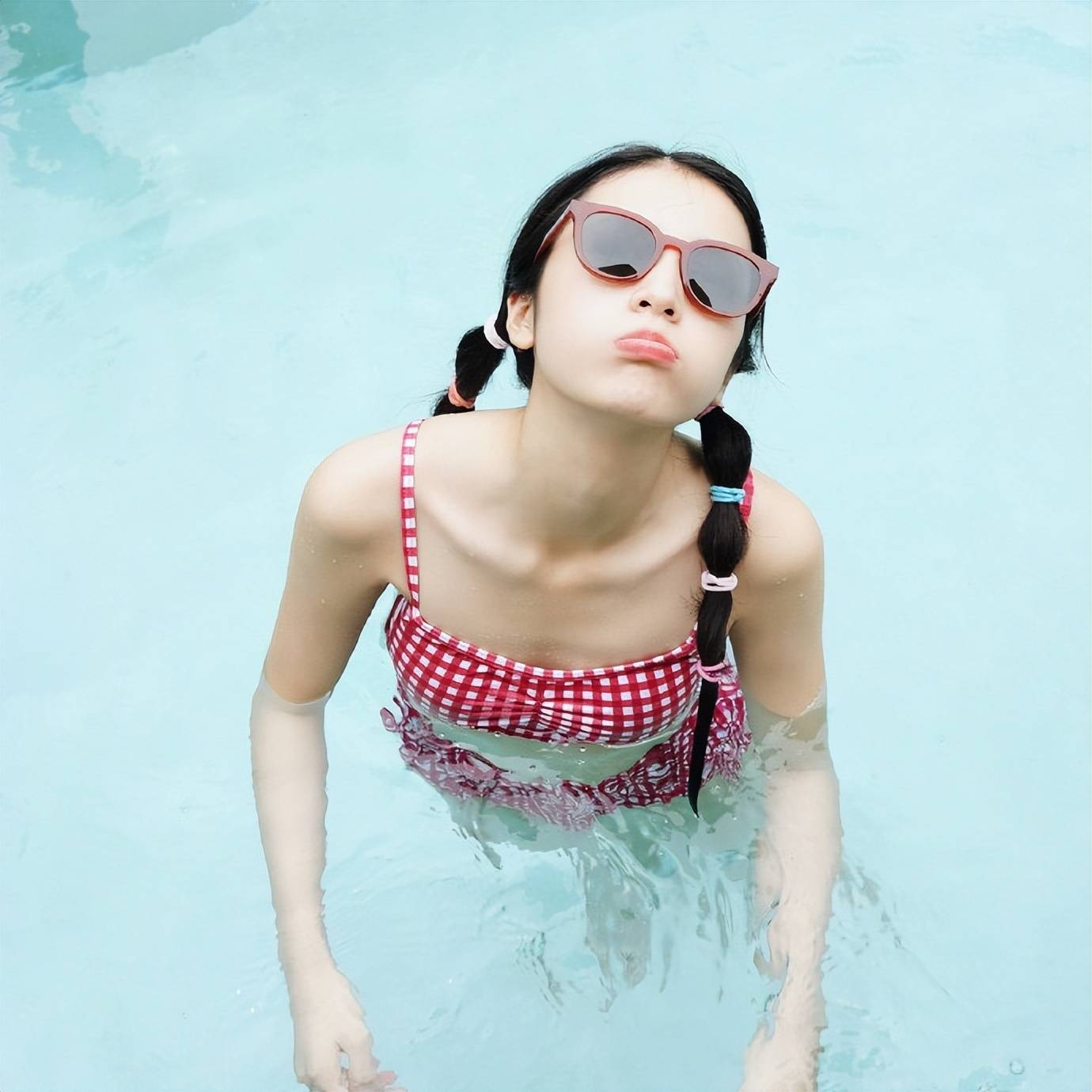 周雨彤24岁泳装照太惊艳！雪肤玉貌美得就像水芙蓉