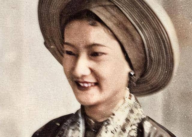 越南末代皇后:国王对她承诺一夫一妻,生5子后身材发胖遭抛弃_阮福_友