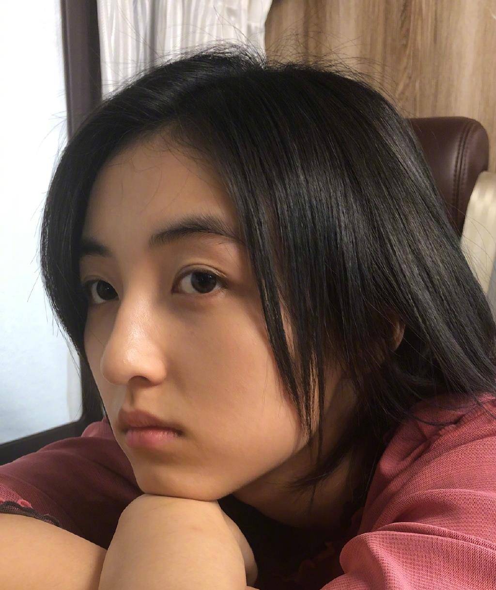 张子枫晒出一张正面自拍,特写五官,露出18岁少女肌肤状态_生活_皮肤