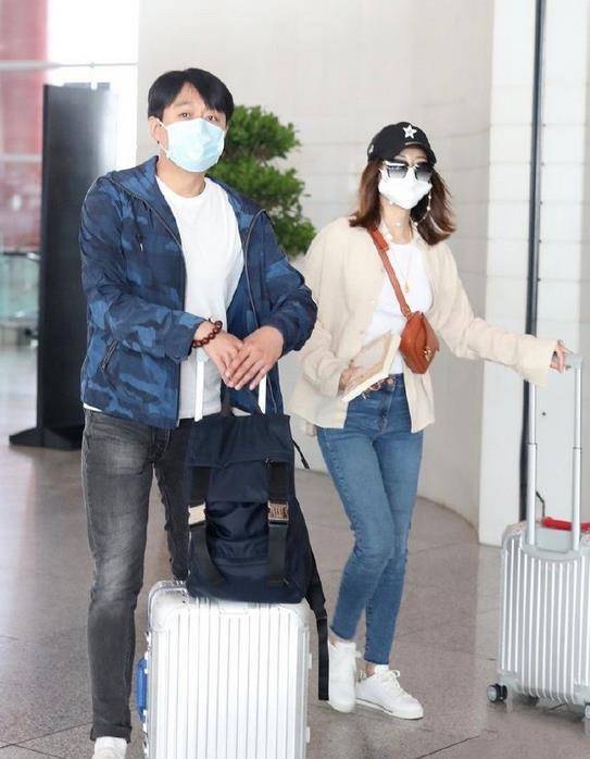 佟大为老婆真会穿,米色衬衫配牛仔裤,简单随性却很高级_时尚_关悦