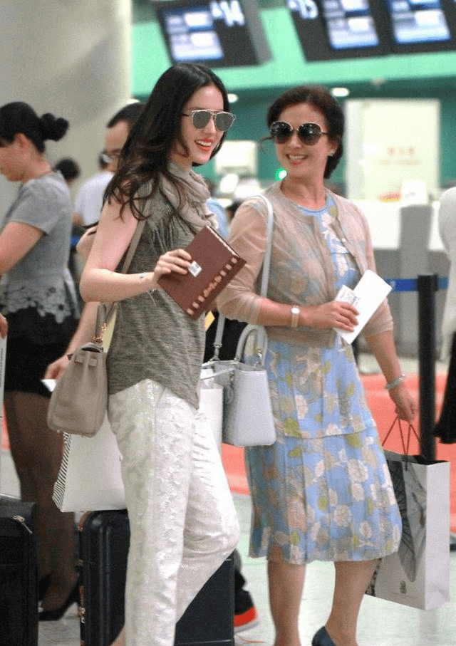 有对比才发现刘亦菲妈妈到底多美,颜值超凡脱俗,比她更像女明星_母亲