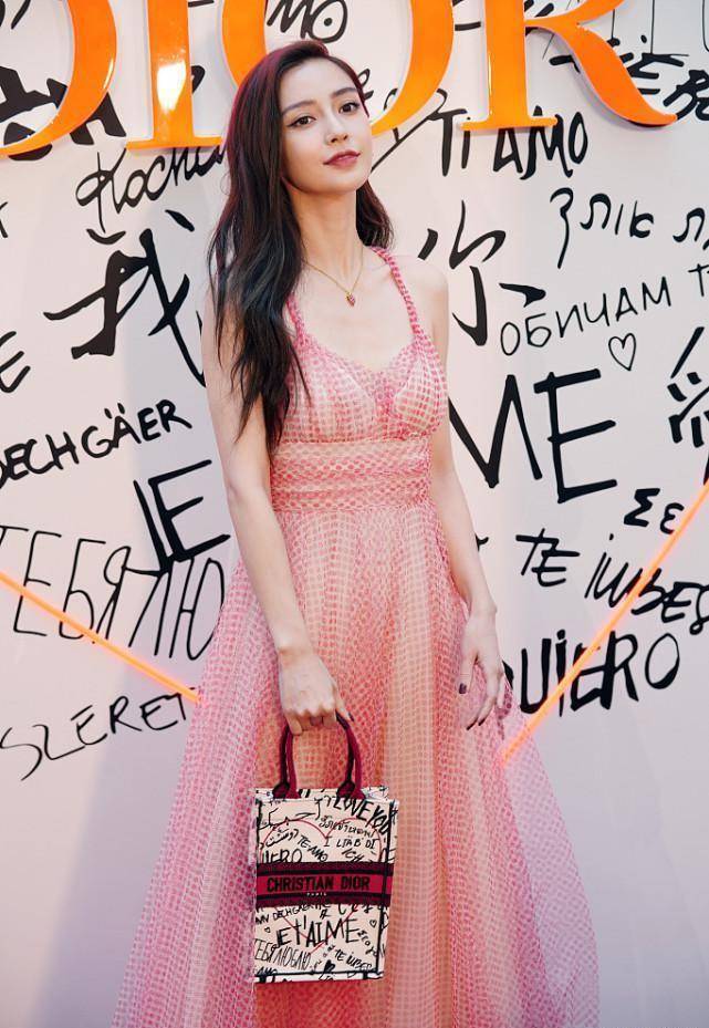 女明星真的好会美丽,杨颖穿粉色吊带纱裙真的绝,美的挺高级_设计的_的