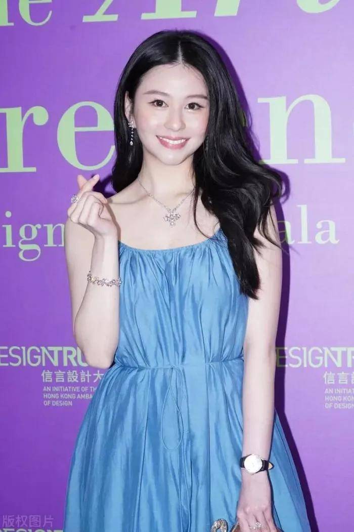 邱淑贞的大女儿沈月登上亚洲千金女神宝座,身家过百亿,引不适议_气质