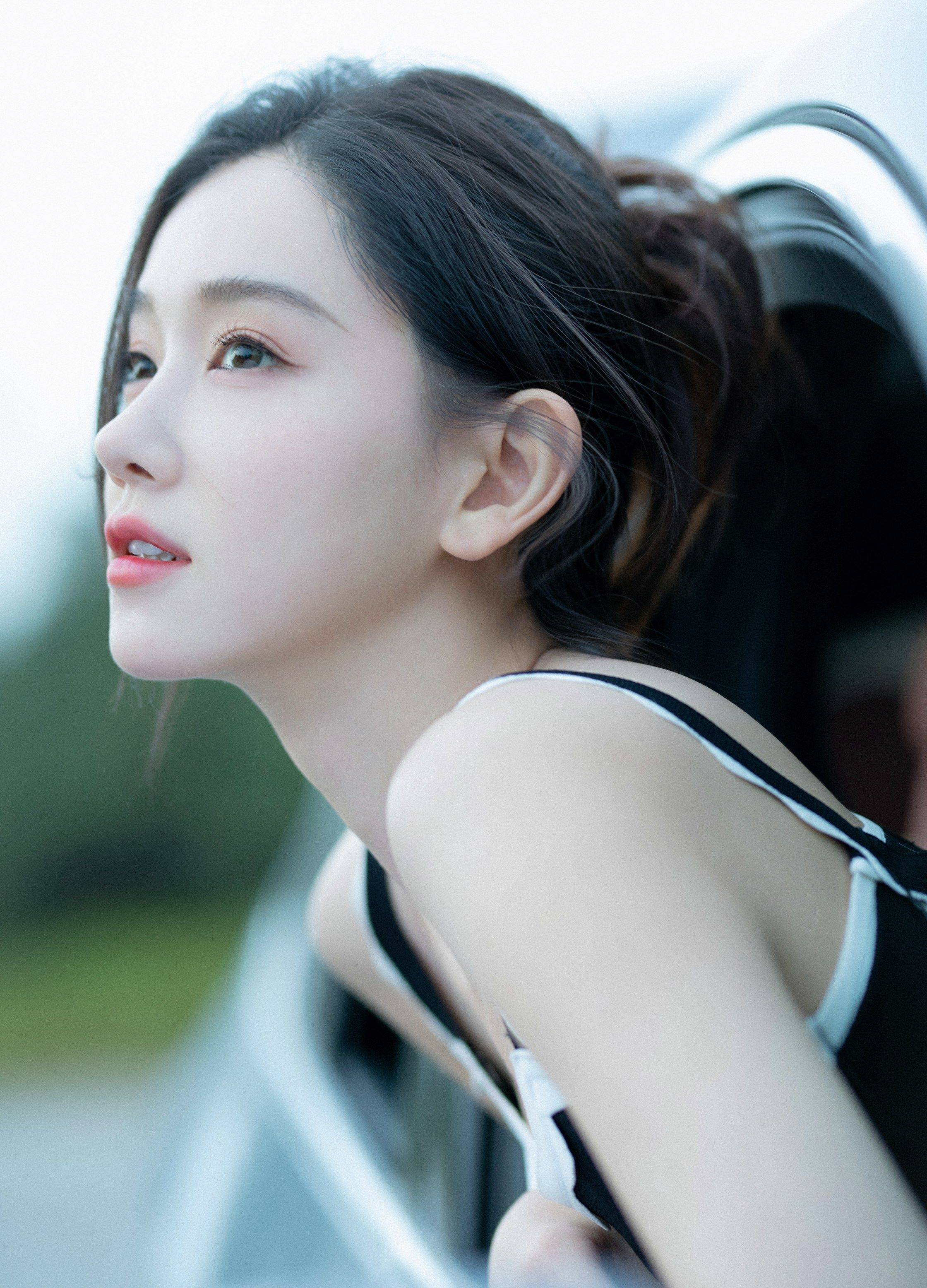 李沐宸黑色吊带装俏皮写真_网友_长发