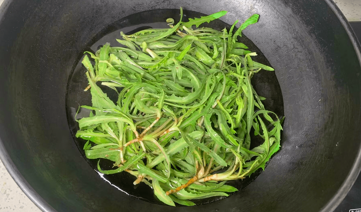 曲麻菜吃起来的口感脆嫩鲜美,还略带有苦涩的味道