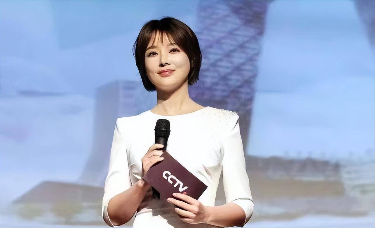 陆川妻子气质挺像秦岚,穿白裙身材凹凸有致,虽然不胖却有线条_女性