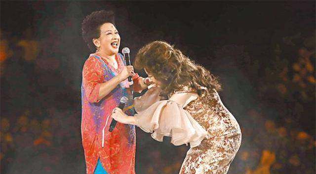 邓丽君与徐小凤:未红时曾在同个歌厅演出,92年的合唱成为经典