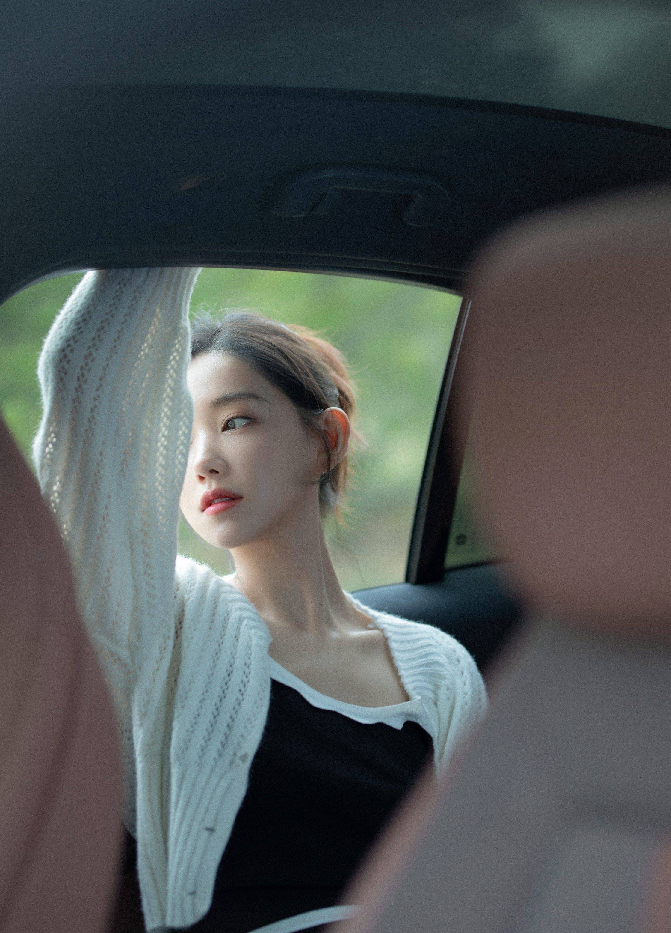 李沐宸黑色吊带装俏皮写真