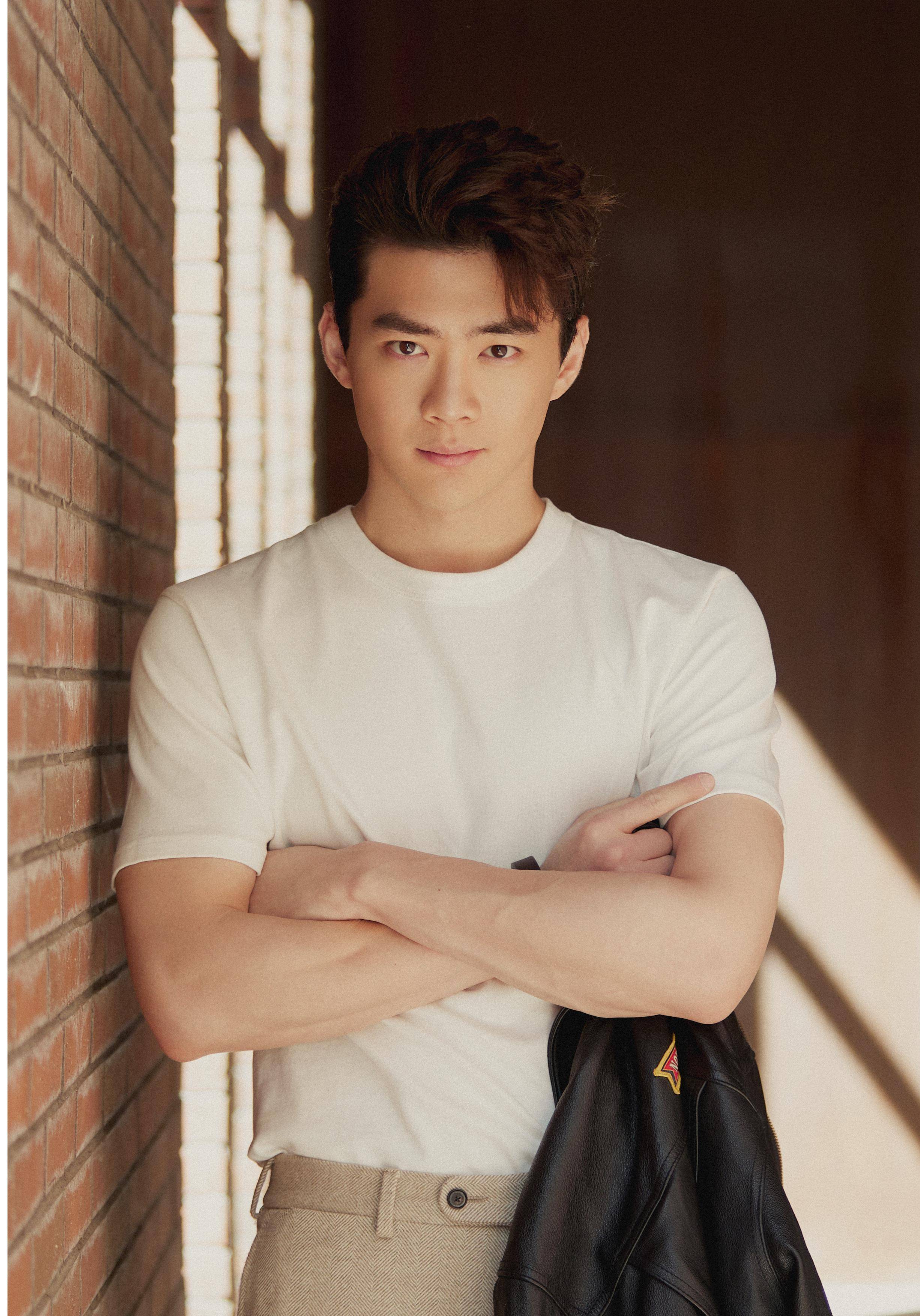 杨博潇新剧《山河之影》圆满收官 主演电影《爱很美味》接档上映_剧中