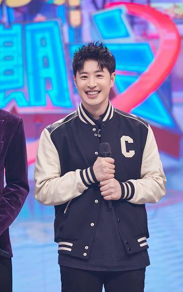 潘玮柏出席节目,穿棒球服阳光少年范十足,42岁毫无"大叔感"_造型_款式