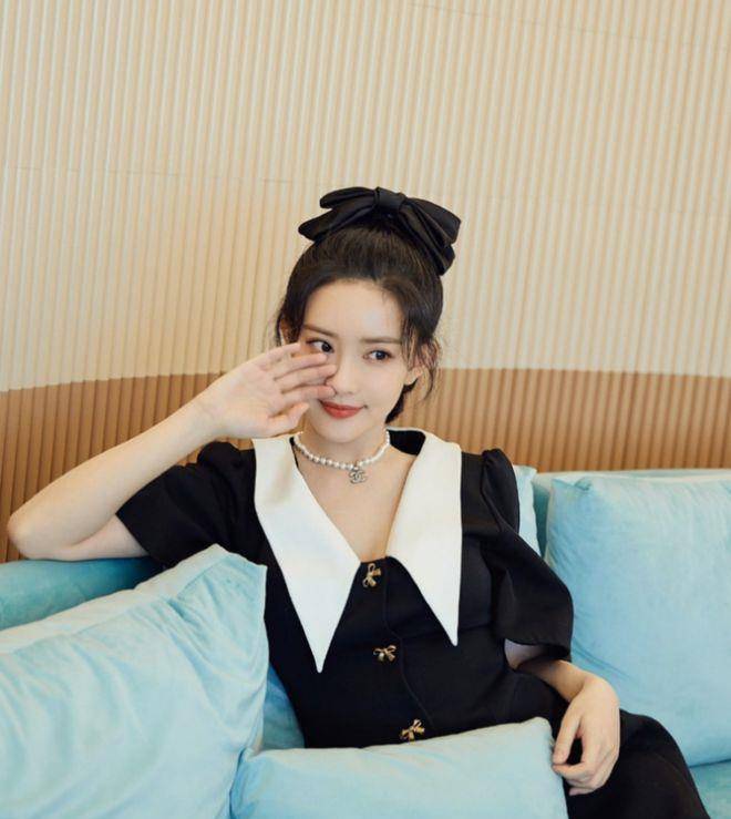 孟子义穿v领小短裙大秀好身材,小香风短裙造型,"又纯又欲"_裙子_显得