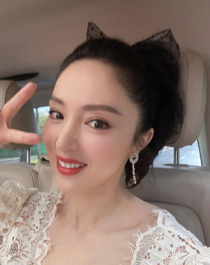 董璇出席活动,身穿白色连衣裙,美得像个公主_开幕式_极致_气质