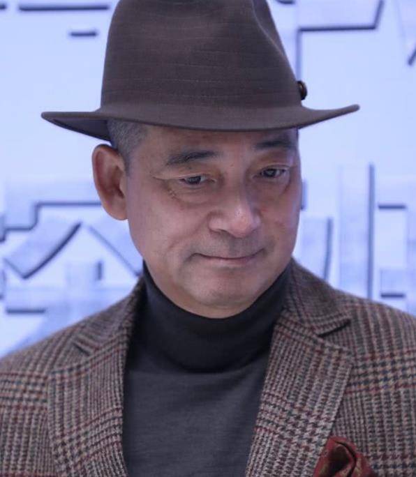 64岁老演员林栋甫开出租车,主动帮乘客搬运行李,精神状态很好_生活