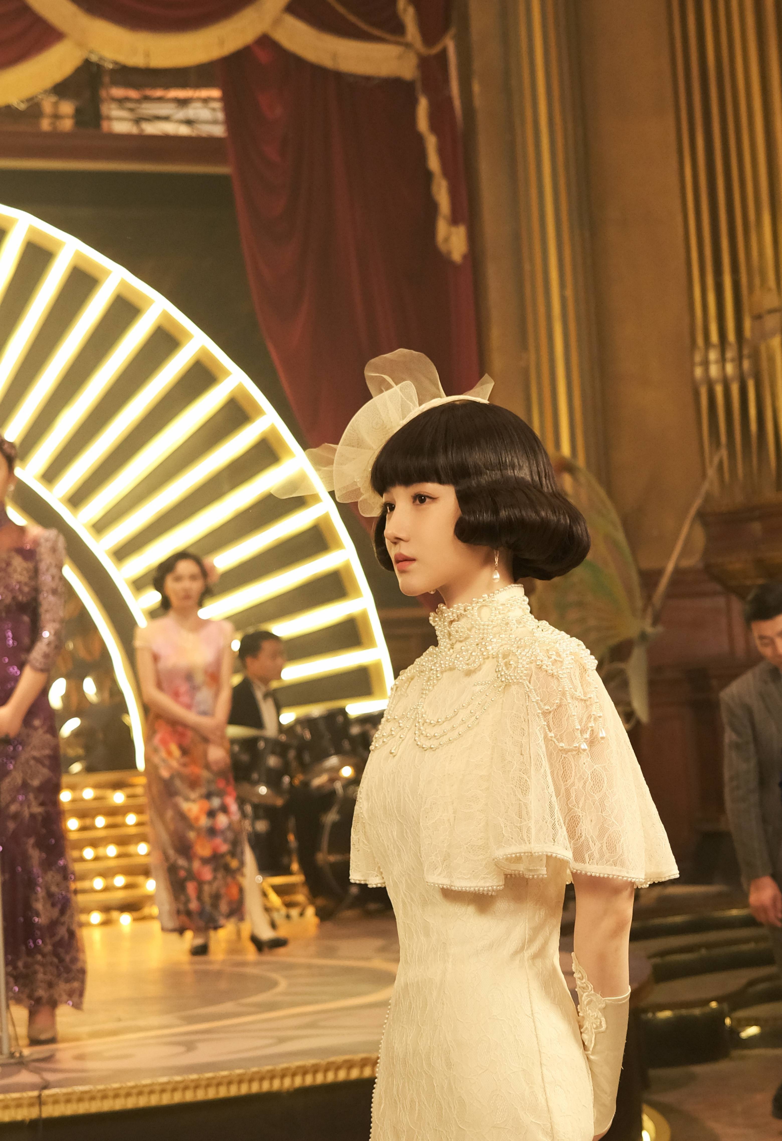 陈小纭白色旗袍性感写真_举手投足_扇子_魅力