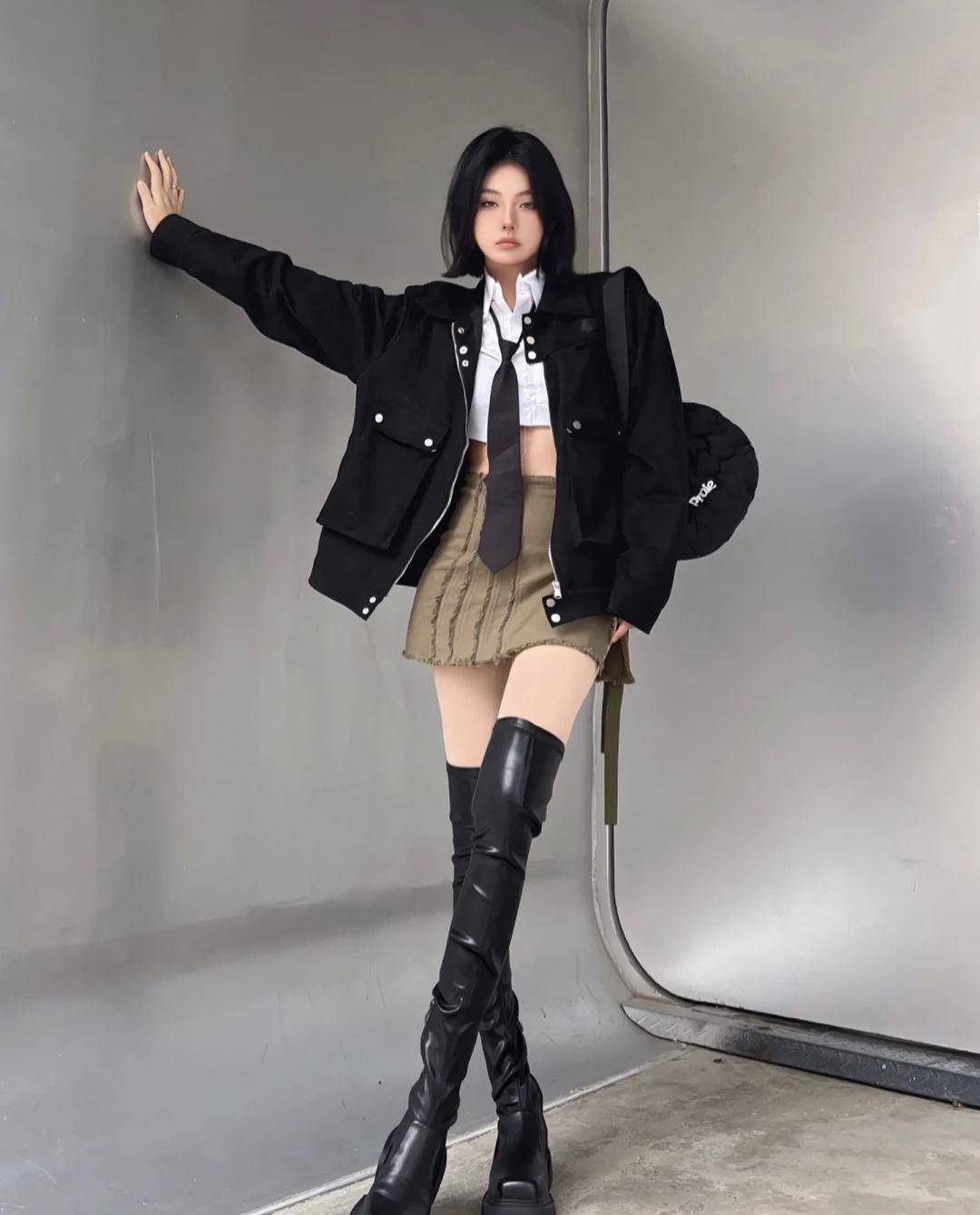 何洁翻车了,穿"短裙 过膝长靴"暴露缺点,被拍出1米4粗胖身材_look