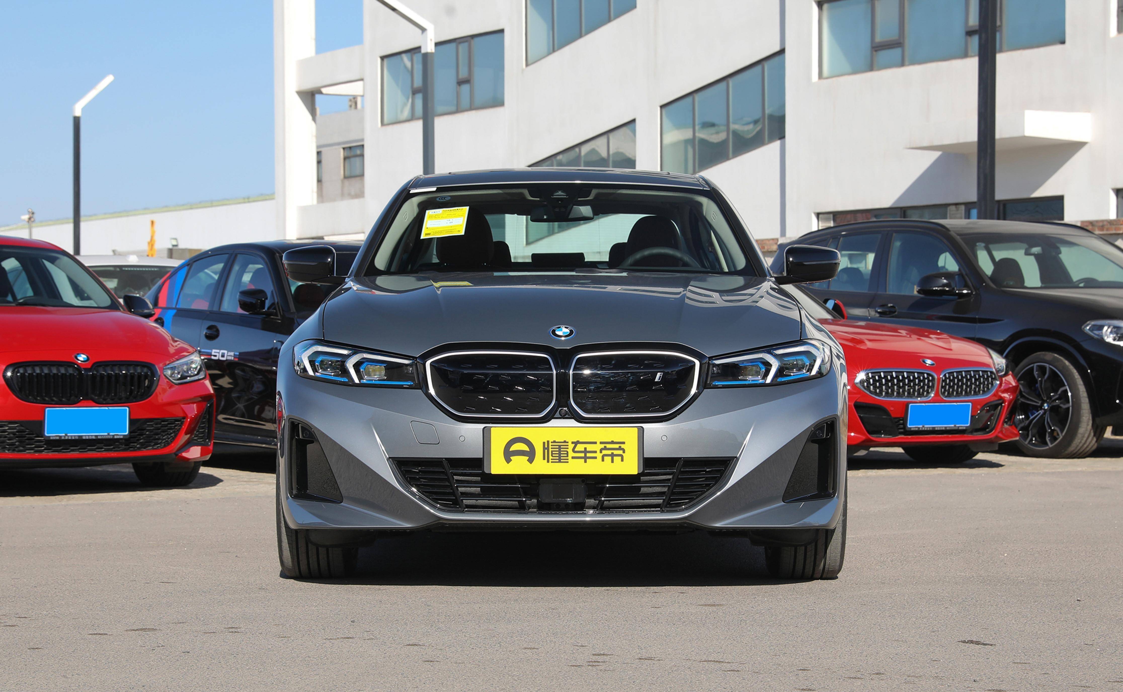 超40万的电动宝马3系,配哈曼卡顿音响,5.6秒破百,适合年轻人?