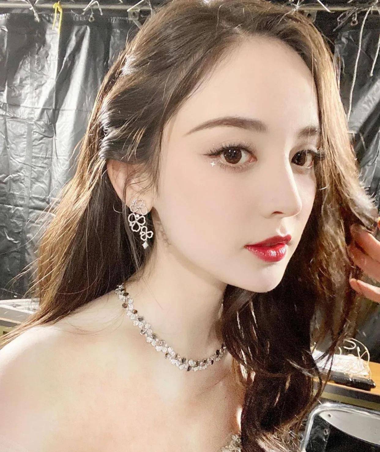 新疆美人古力娜扎,颜值和身材逆天,不愧被称为内娱天花板