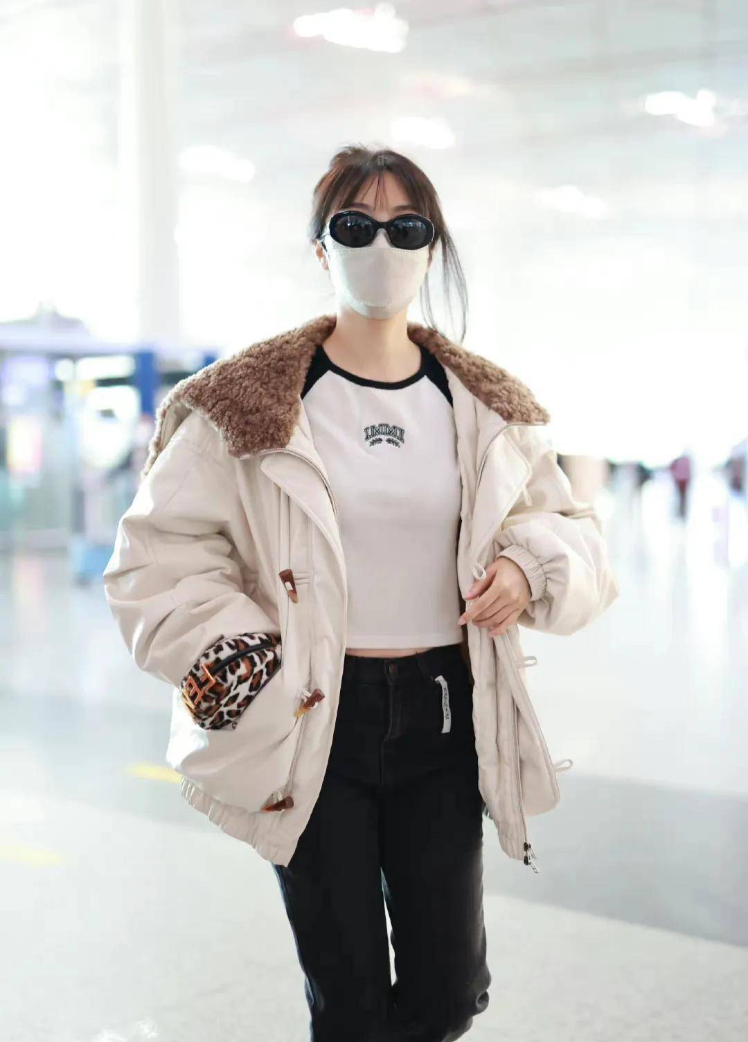 李菲儿走机场,穿白色翻毛领夹克搭黑色牛仔裤,清新时尚显身材