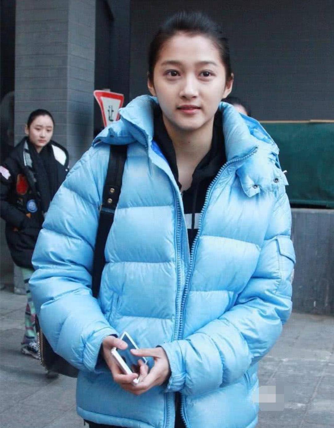 关晓彤,范丞丞去南大拍戏,结果学生们忙着学习,无人理睬_管宁_明星