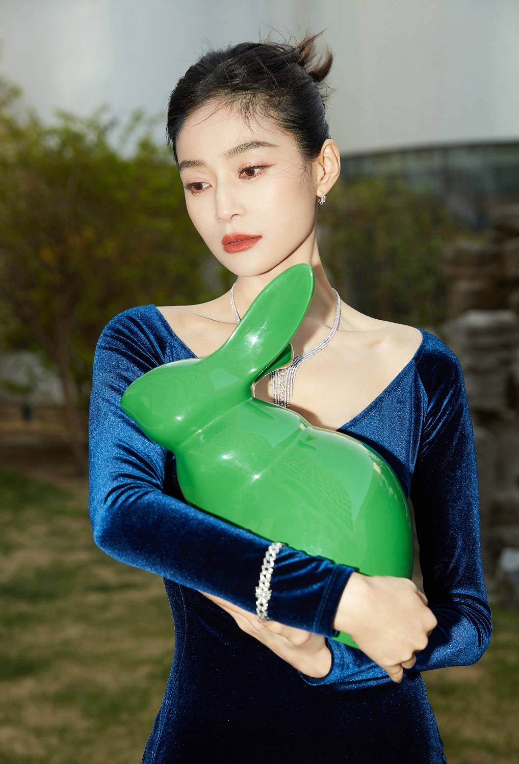 女星王媛可戴银钻颈链拍写真,腰围收窄凸显苗条身材,艳美绝俗_活动