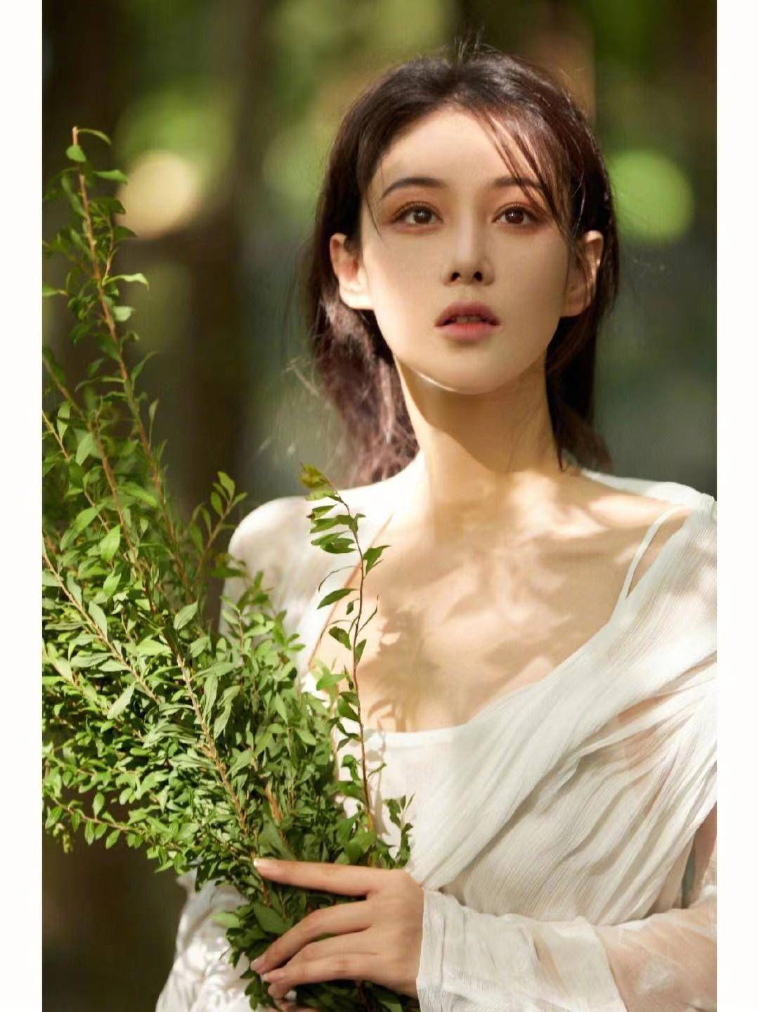 "靠嫁人翻身"的演员张馨予:她的军人老公何捷,确实很牛!