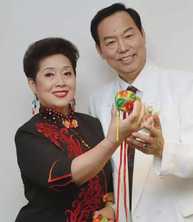 但黄婉秋只进行了拍摄,唱歌的是声优傅锦华