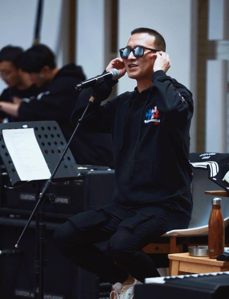 汪峰洛阳演唱会惨淡收场,免费请歌迷进场凑人数,一切早有迹象_直播