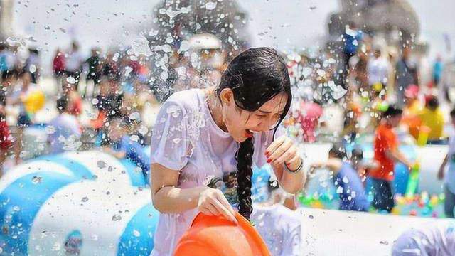 那就是被泼水的人不可以生气,而泼水节还有一条很重要的规则,只要人们