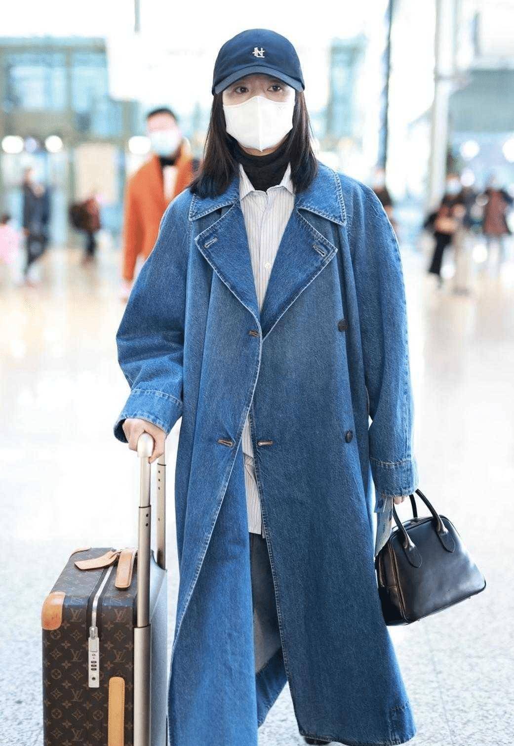 董洁真懂"时髦"穿搭,牛仔风衣叠穿衬衫洋气减龄,年轻10岁