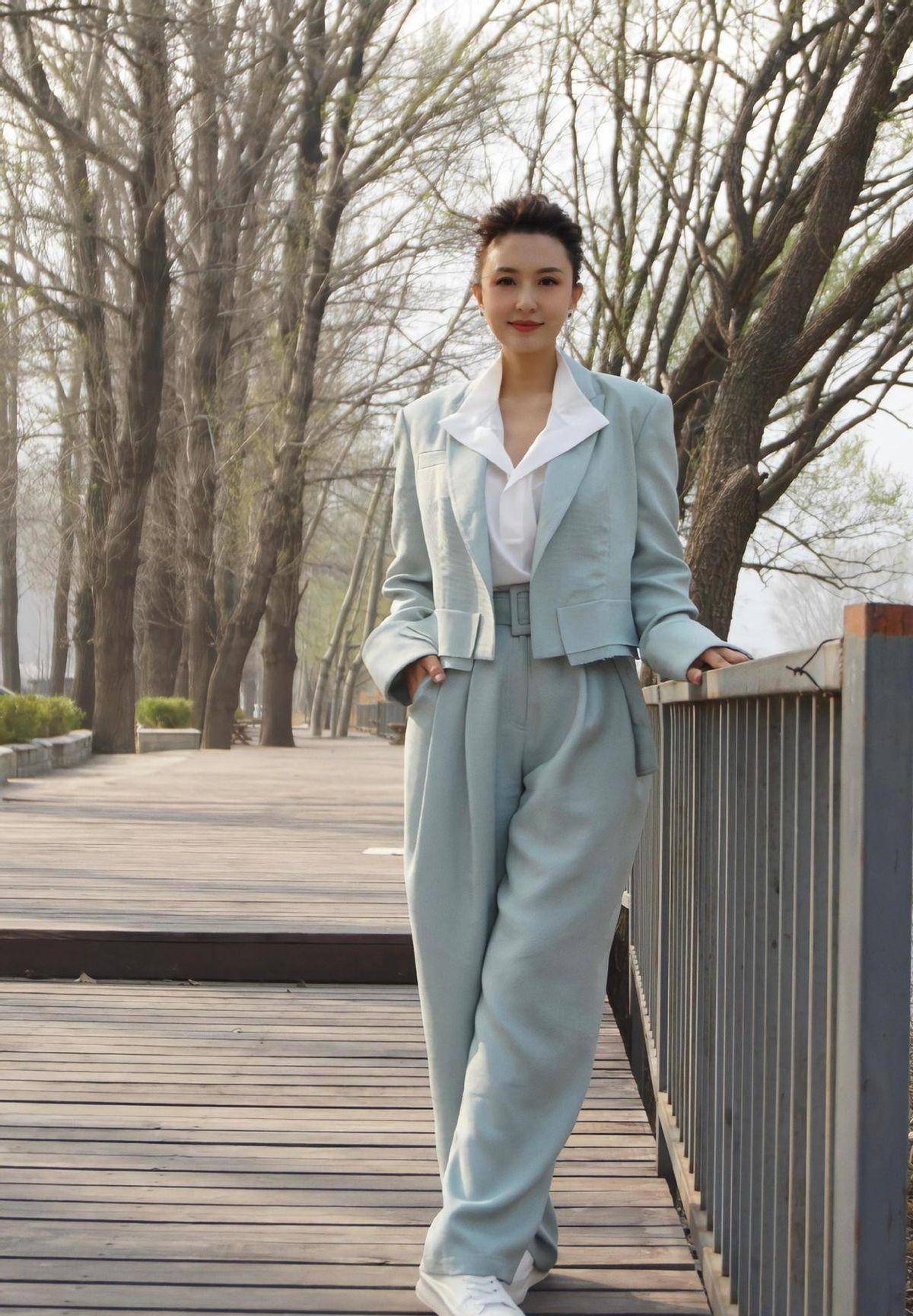 央视名嘴张蕾挺会打扮,短西装配衬衫优雅知性,身材比例不输模特_时尚