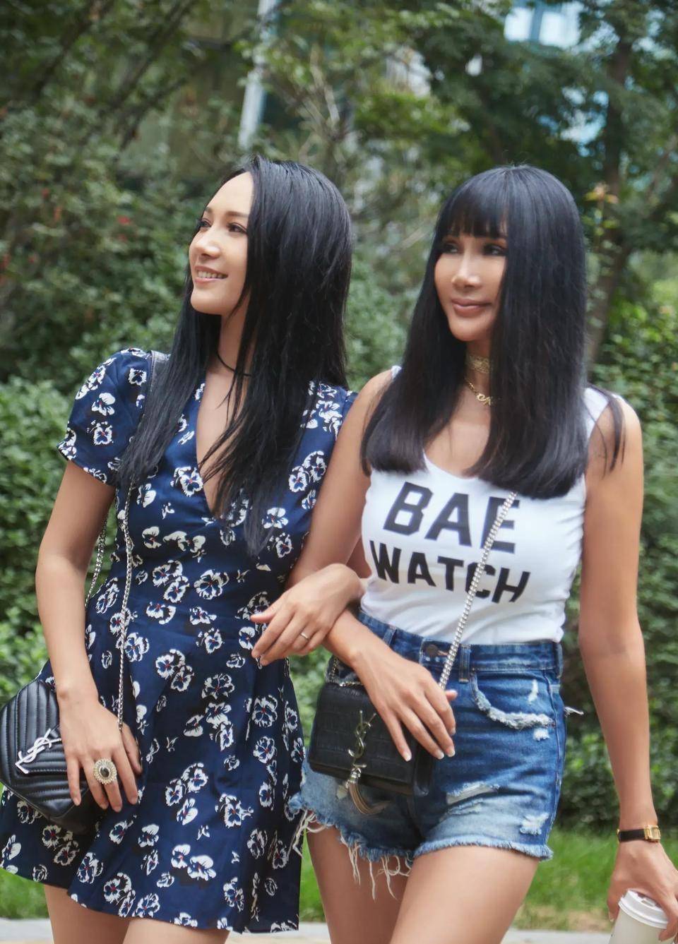 张咪晒与女儿出街照片 母女长发披肩像"姐妹" 女儿神似佟丽娅_李洛伊