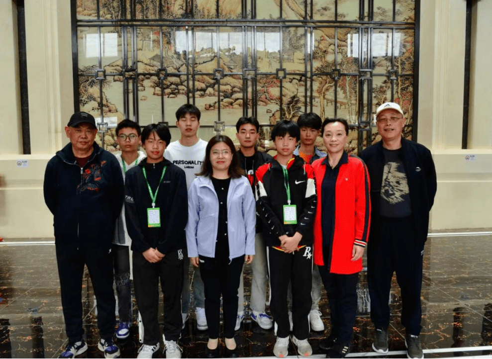 襄阳四中党委书记李静与田径项目运动员,教练员合影来源:襄阳四中报道