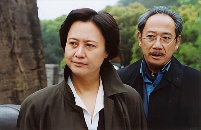 演员柏寒:丈夫意外离世,她又患癌,临终前把30岁儿子托付给海清_柏含