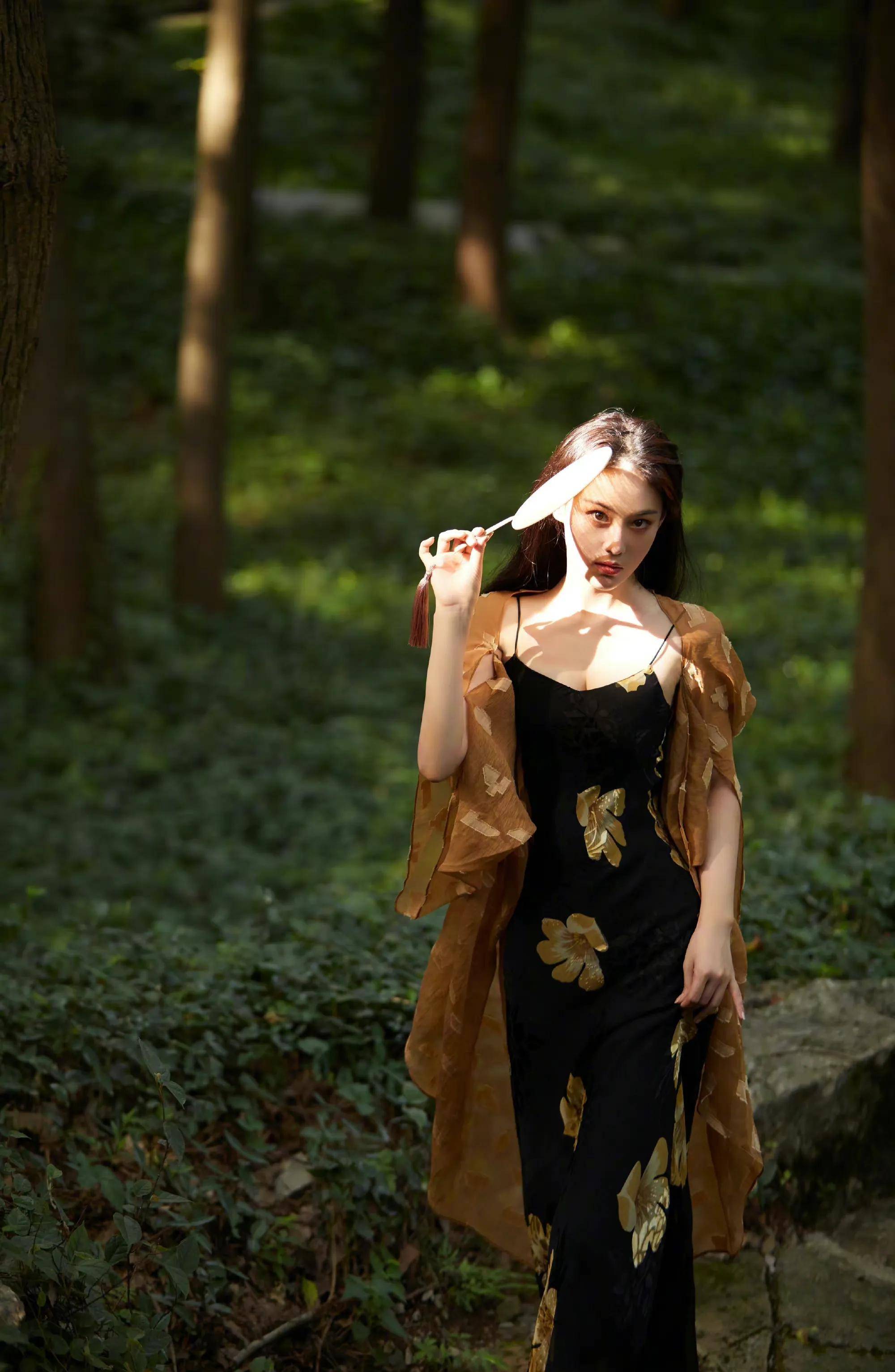 张馨予漫步幽林写真 身材丰满性感 风情万种 清冷氛围感满满_千姿百态