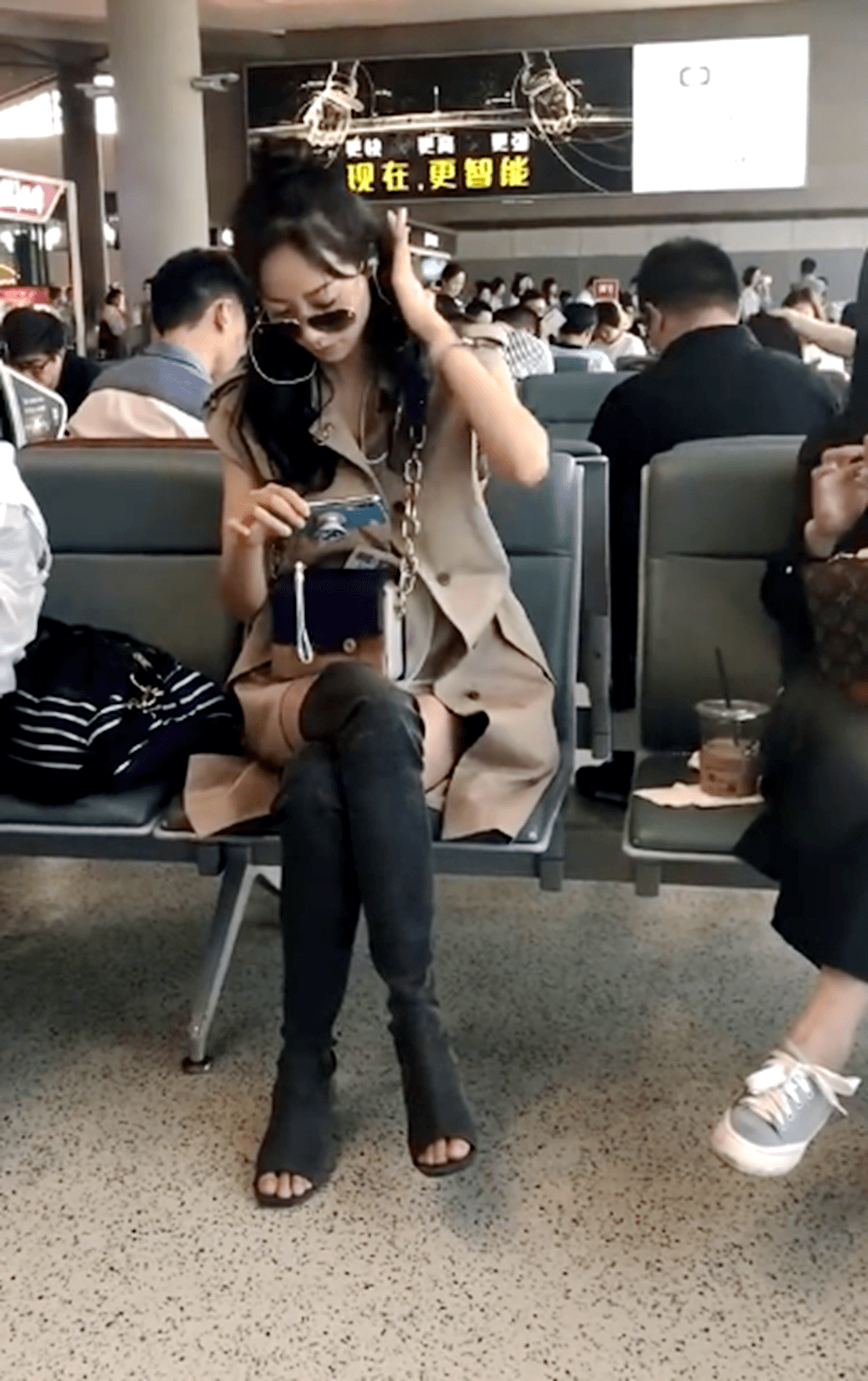 韩雪一个人坐高铁,造型时尚长筒靴抢镜,等车刷手机露出微笑_明星_时候