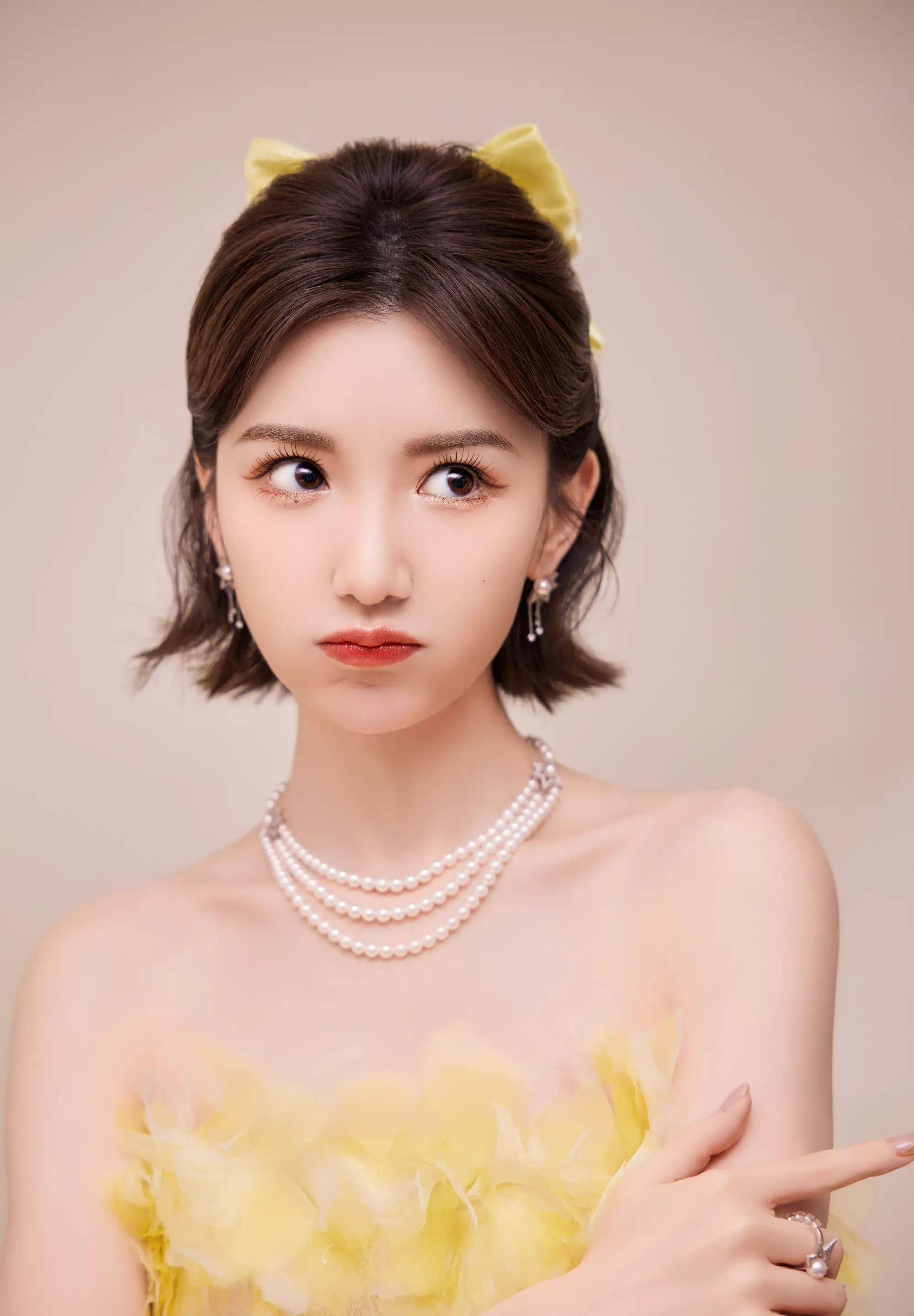 毛晓彤穿黄色花朵抹胸蓬蓬裙 明艳靓丽 俏皮可爱 露香肩雪肤甜美动人_