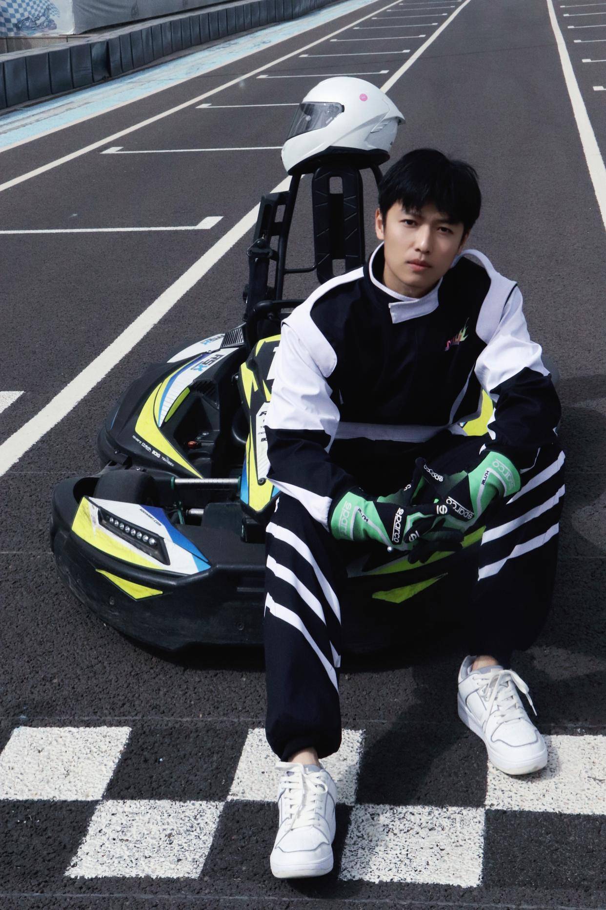 杨天正卡丁车写真狂飙来袭 化身热血赛车手尽显少年风