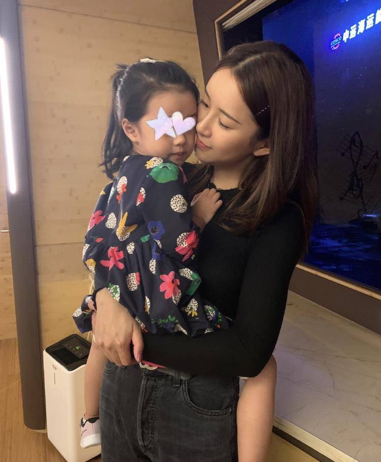 张子萱晒照少女感十足,俩娃辣妈身材不输