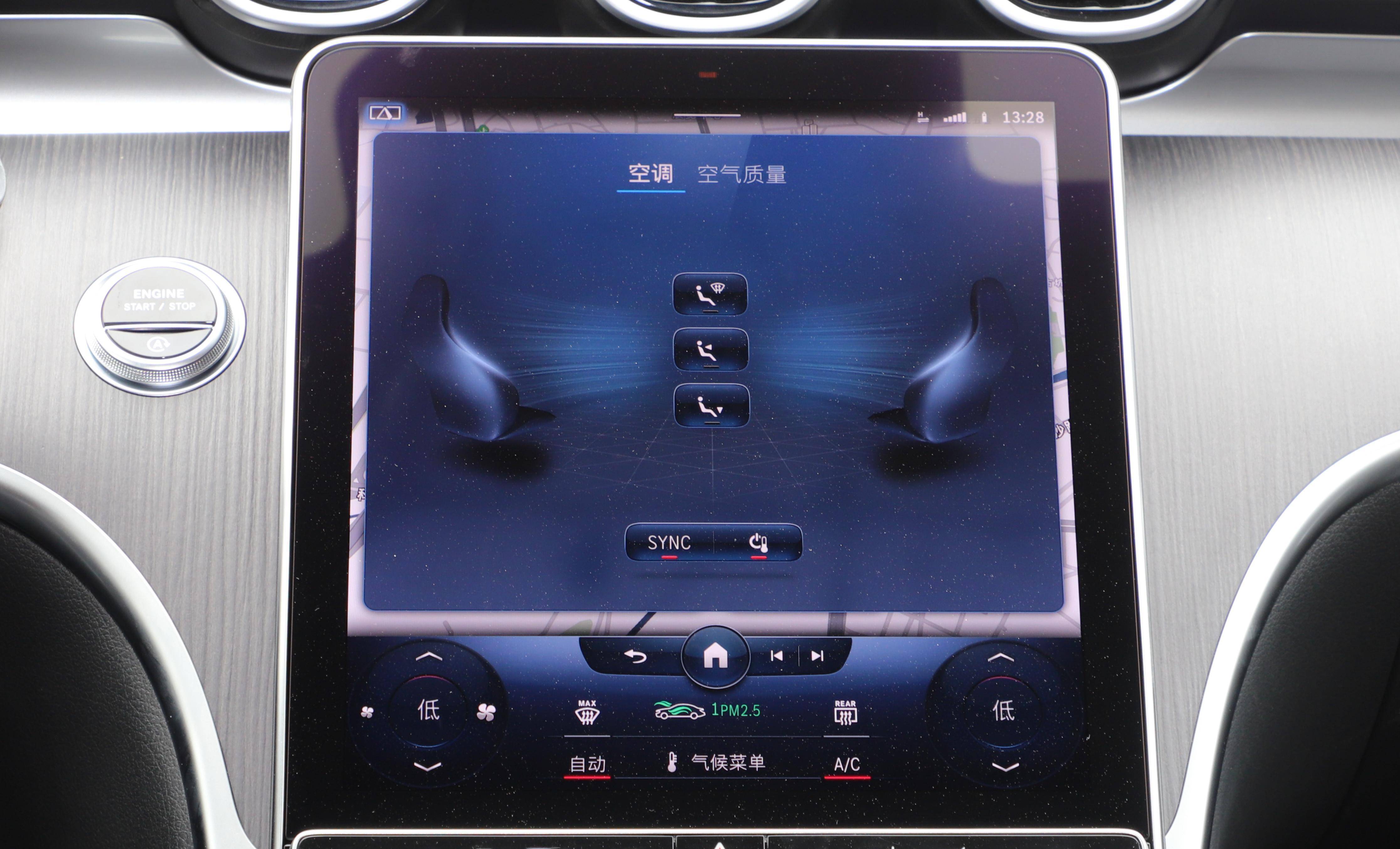 9英寸的悬浮式中控,三炮筒的空调出风口设计,内饰采用银色饰条镀铬