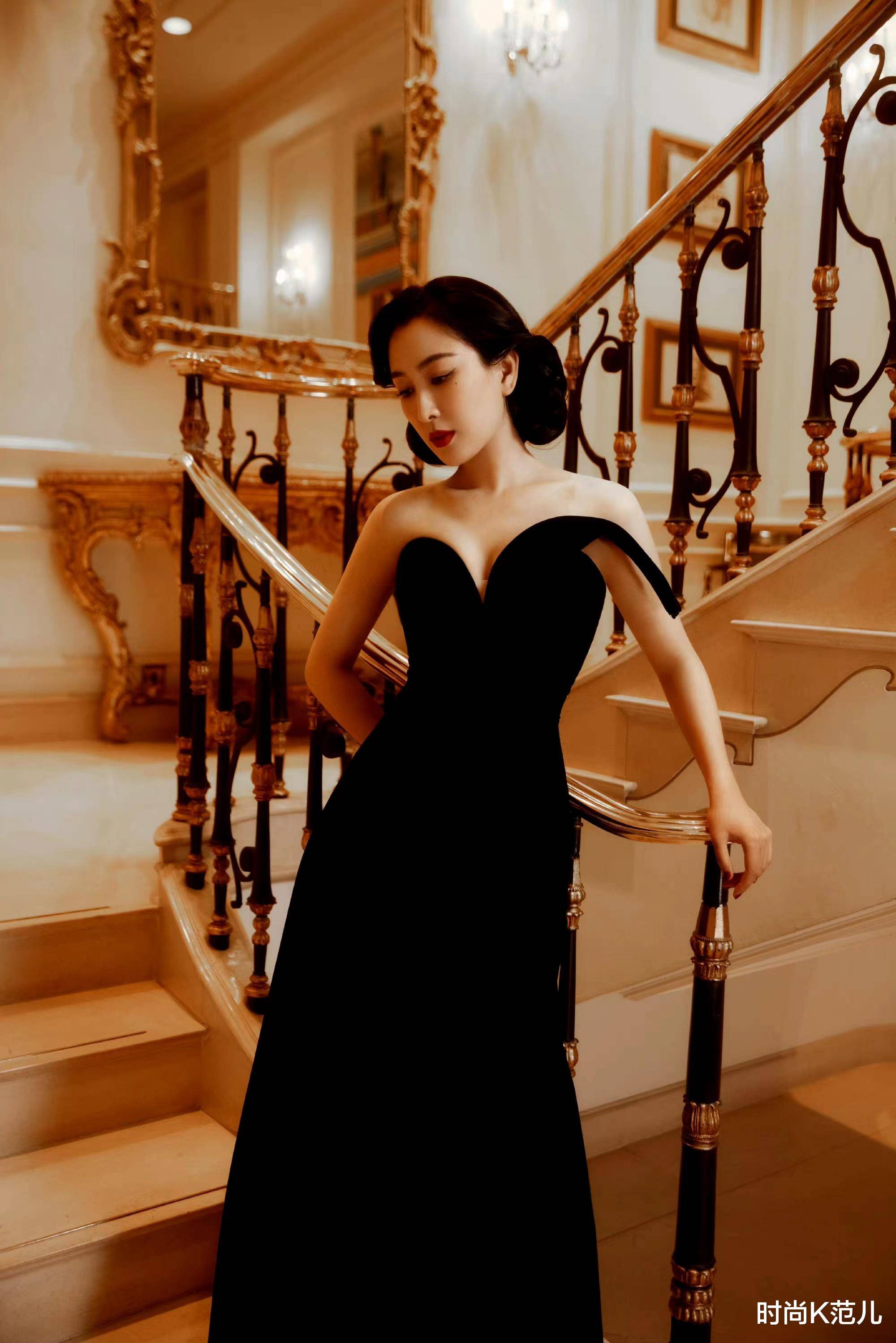 礼服简约优雅又大气,最是不容易出错,不规则抹身材设计展示出马苏的