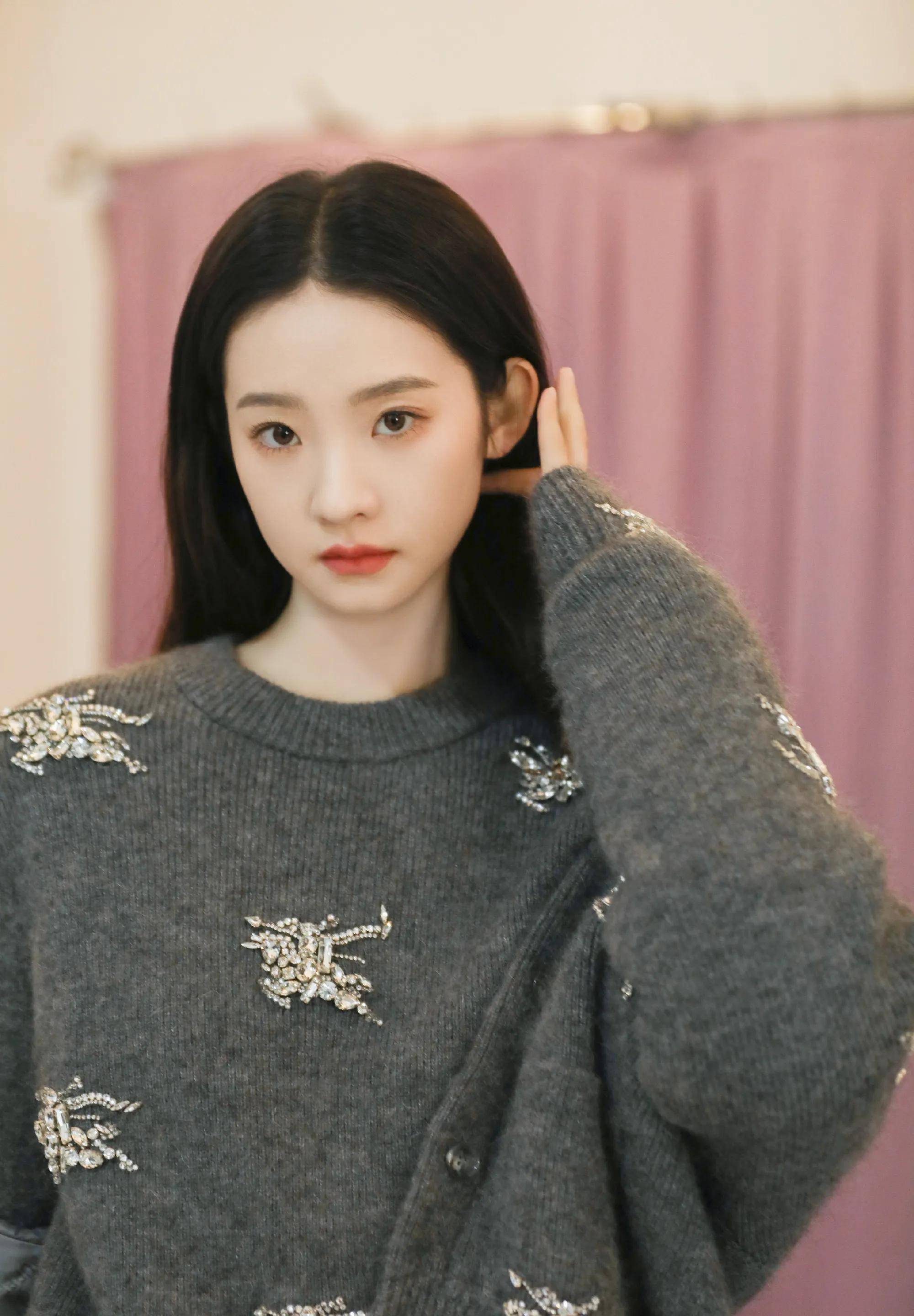 张艺凡冬日帷幕闪光大片,穿红色吊带抹胸裙张扬热烈,又纯又欲_白色